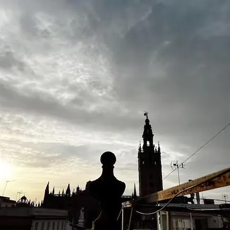 A Pies De La Giralda Апартаменты *