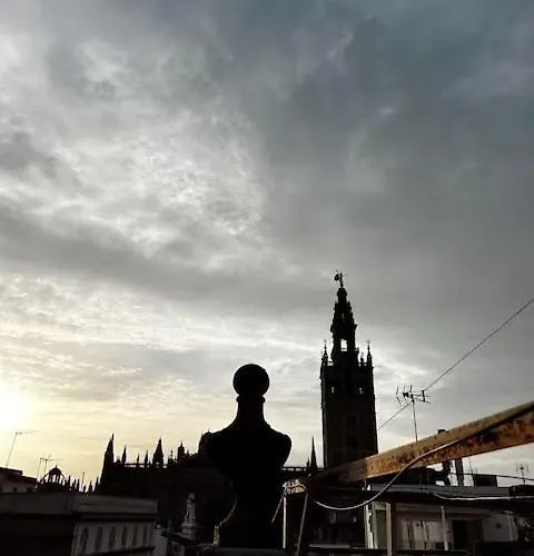 A Pies De La Giralda *